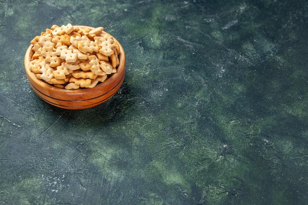 Free photo front view little crackers inside plate on a dark background crisp snack salt bread rusk food cips color