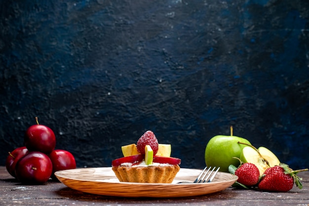 어두운 배경 쿠키 비스킷 케이크 과일에 신선한 딸기와 사과와 함께 접시 안에 크림과 함께 전면보기 조금 맛있는 케이크