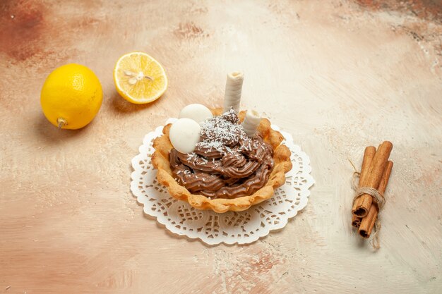 Вид спереди маленький вкусный торт со сливками на светлом полу сладкий пирог торт десерт