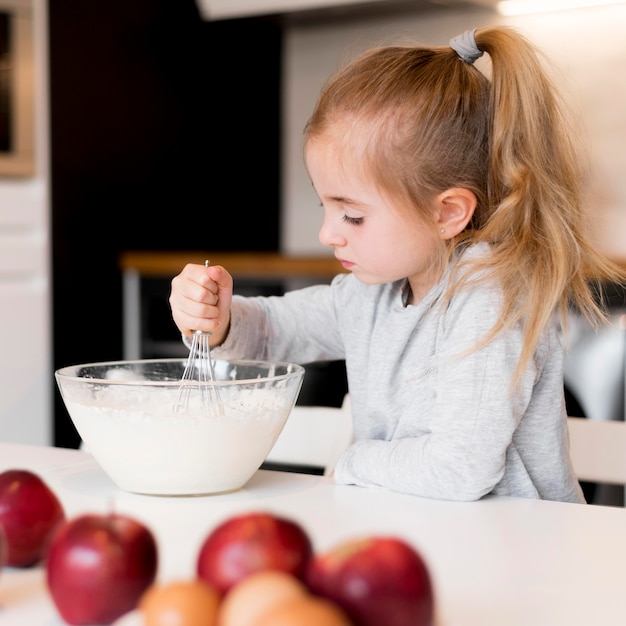 自宅で料理の小さな女の子の正面図