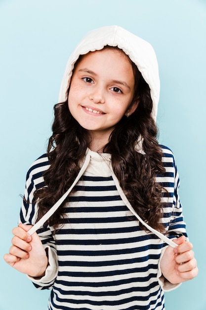 Foto gratuita ritratto da portare della maglia con cappuccio della bambina di vista frontale