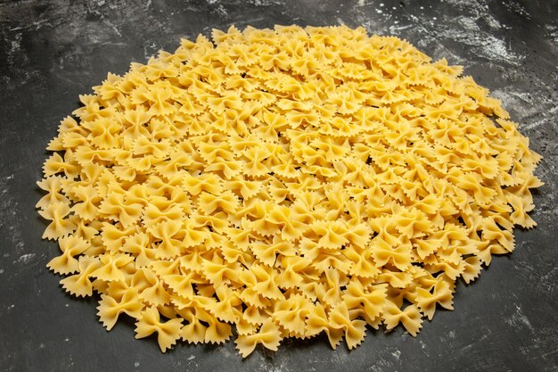 暗い多くの生地の食品の食事の色のイタリアン パスタの写真に生パスタの正面図