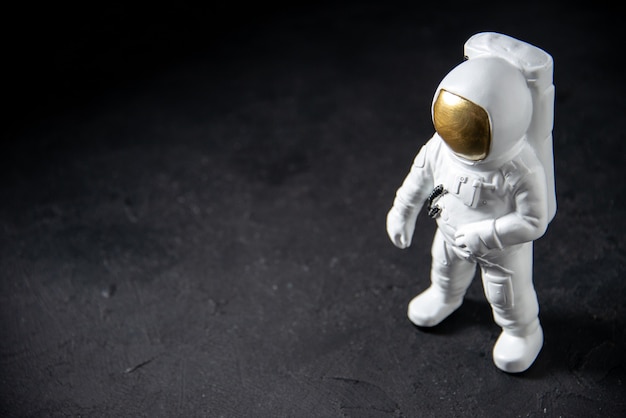 黒の小さな宇宙飛行士のおもちゃの正面図