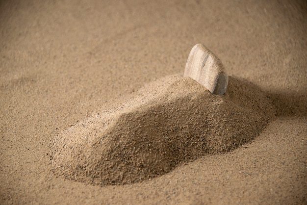Вид спереди маленькой каменной могилы на лунном песке