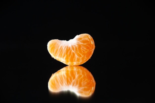 Free photo front view little tangerine slice on black wall drink tree citrus fruit juice darkness orange grapefruit