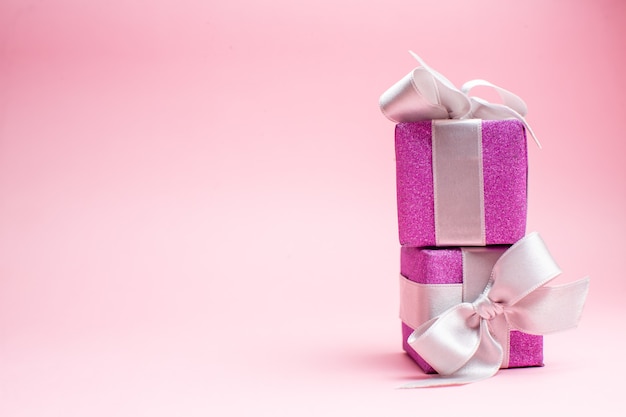ピンクのクリスマスカラーギフト写真新年ホリデーフリースペースに正面小さなクリスマスプレゼント