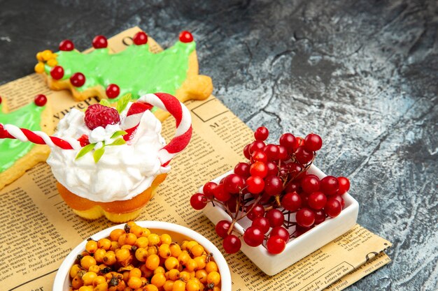 Маленькие вкусные пирожные со свежими ягодами, вид спереди