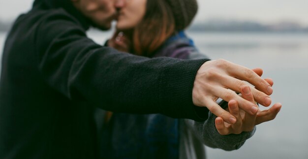 밖에 서 사랑스러운 커플의 전면보기