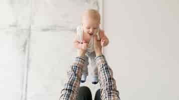 Foto gratuita vista frontale del padre e del bambino adorabili