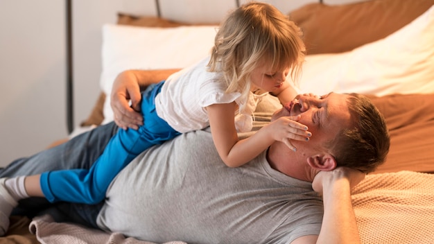 Foto gratuita vista frontale della nipote e del nonno adorabili