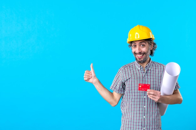 파란색 배경 돈 디자인 생성자 건축 작업 헬멧 작업 색상에 계획 및 은행 카드를 들고 전면 보기 남성 빌더