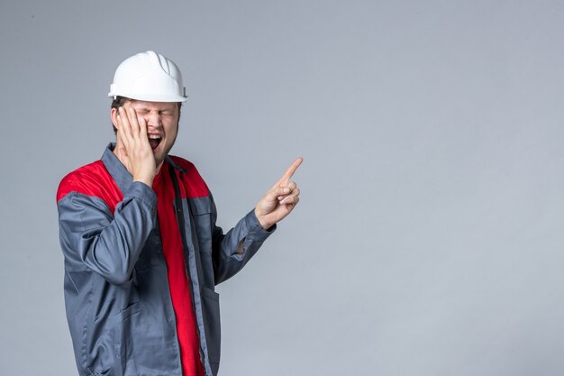 мужчина-строитель в униформе на светлом фоне вид спереди
