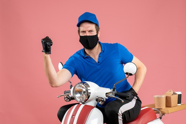 Курьер-мужчина в синей форме и маске на розовом, вид спереди, доставка на работу, фаст-фуд, велосипед, работа, вирусная служба covid food