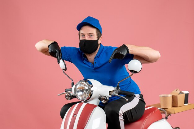 분홍색 서비스 바이러스 자전거 패스트 푸드 covid- 작업 배달 작업에 파란색 유니폼과 마스크의 전면보기 남성 택배