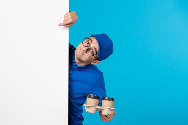 青のコーヒーと青い制服を着た男性の宅配便の正面図