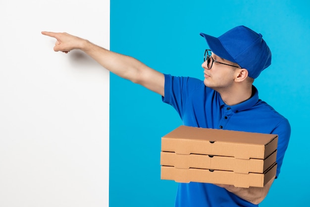 青のピザボックスと青の制服を着た男性の宅配便の正面図