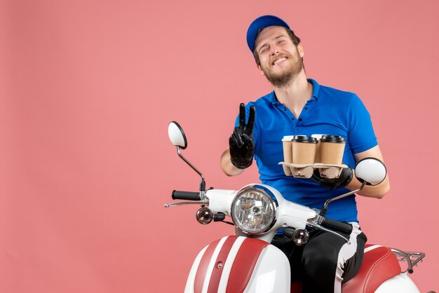 自転車に座って、ピンクのコーヒー カップを保持している正面の男性宅配便