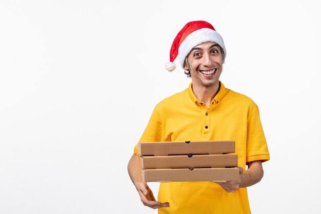 Курьер-мужчина, вид спереди с коробками для пиццы на белой стене, служба доставки униформы