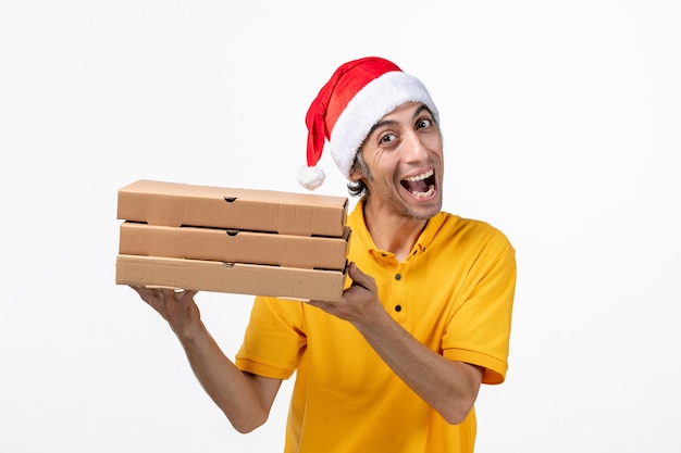 Курьер-мужчина, вид спереди с коробками для пиццы на белой стене, единообразная доставка услуг