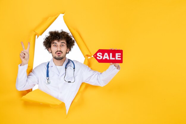 黄色の薬用カラー健康病院病ウイルスショッピングに赤い販売を保持している医療スーツの正面図男性医師