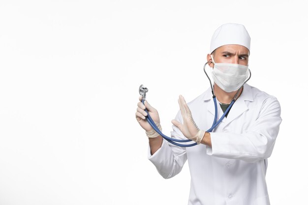 医療スーツを着てマスクを着用している男性医師の正面図。
