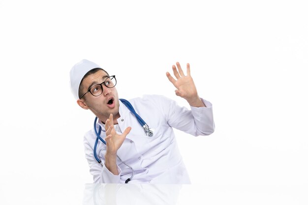 Вид спереди мужской доктор в медицинском костюме