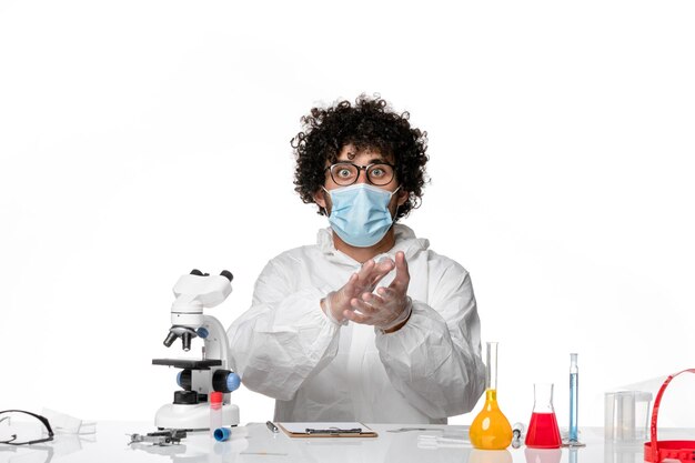 Вид спереди мужчина-врач в защитном костюме и маске, хлопающий в ладоши на белом фоне, вирус covid - пандемия здоровья