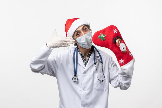 흰 벽 covid 크리스마스 바이러스에 큰 휴일 양말 전면보기 남성 의사