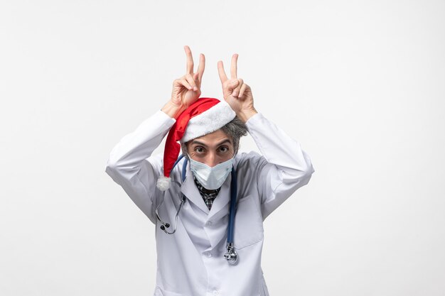 흰색 책상 새 해 코로나 바이러스 전염병에 멸균 마스크 전면보기 남성 의사
