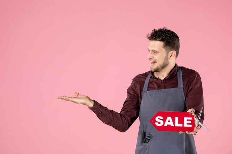 Бесплатный Фотография мужской парикмахер вид спереди с табличкой продажи на розовом фоне