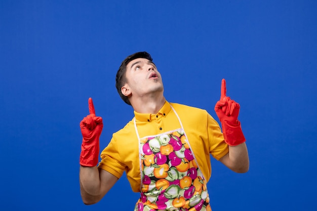 Free photo front view male housekeeper in apron pointing with finger up