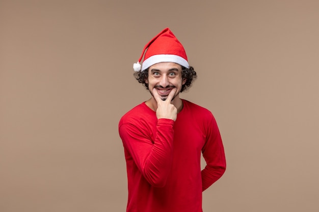 無料写真 茶色の背景に笑顔の赤い正面図男性休日感情クリスマス
