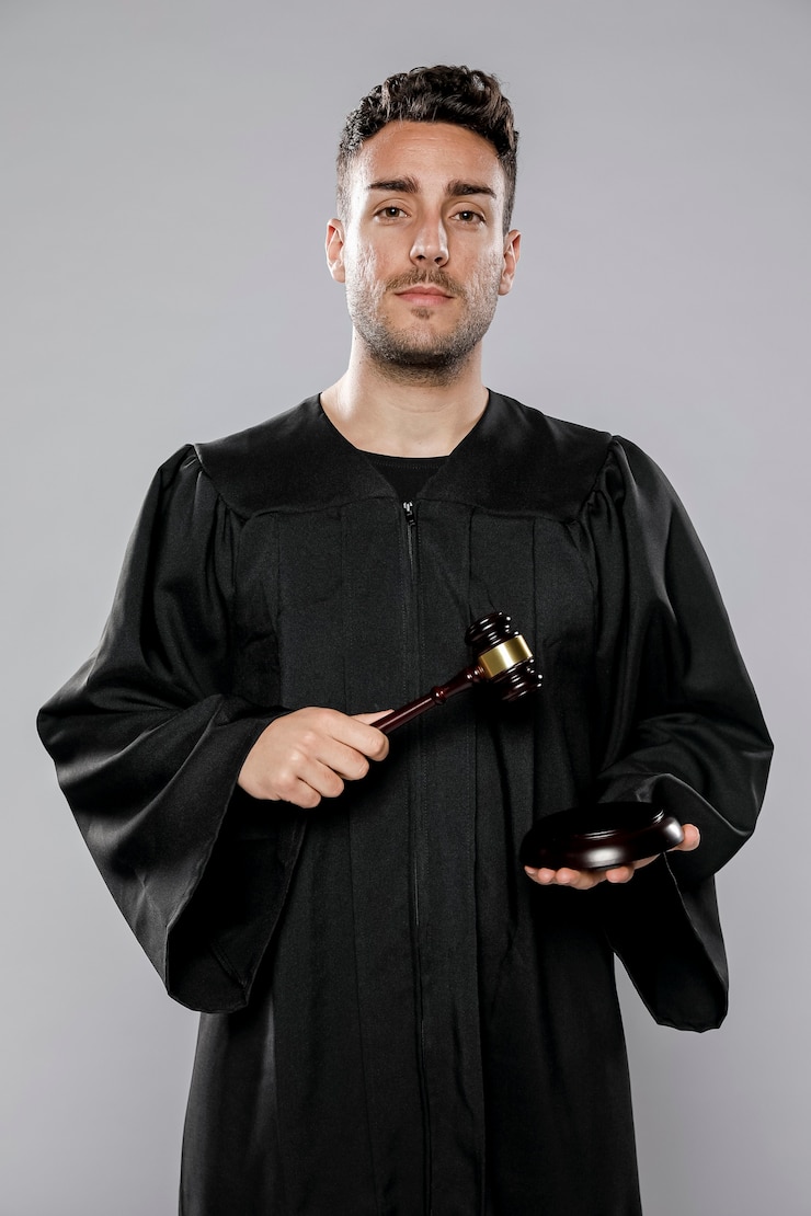 無料Photo 小judgeでポーズの男性裁判官の正面図