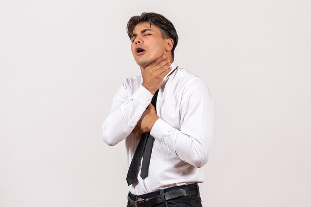 Вид спереди мужского офисного работника, имеющего боль в горле на белом столе, офисная работа, мужчина, человек