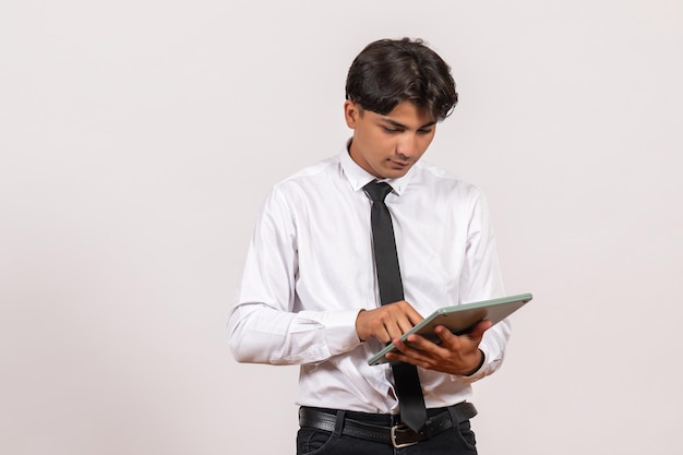 Calcolatrice della tenuta dell'impiegato di concetto maschio di vista frontale sul lavoro umano dell'ufficio del lavoro della parete bianca