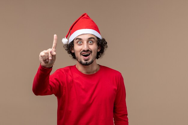 갈색 배경 휴일 감정 크리스마스에 빨간색 표시 번호에서 전면보기 남성