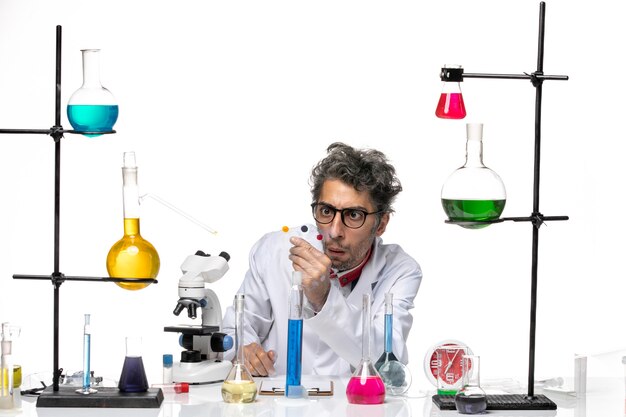 Вид спереди мужской ученый, держащий образцы на белом фоне, лаборатория вируса covid, наука, здоровье