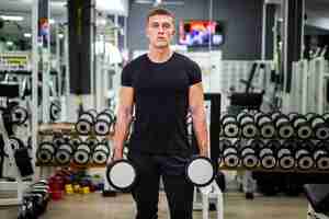 Free photo front view male training with weights