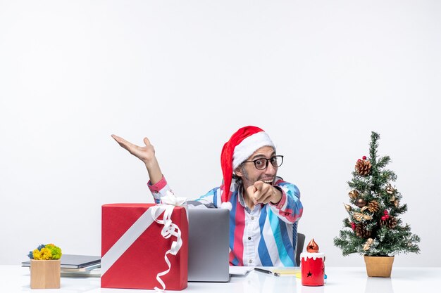 彼の職場に座っている正面図の男性労働者クリスマスビジネス感情の仕事