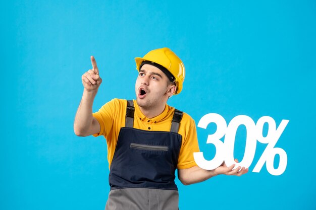 Вид спереди мужчина-работник в форме с надписью на синем