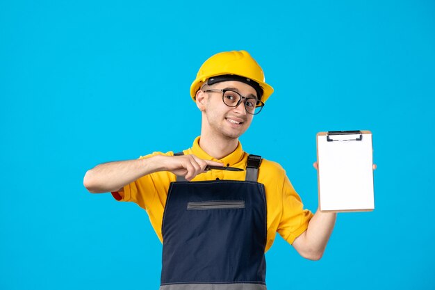 青のファイルノートと黄色の制服を着た正面図の男性労働者