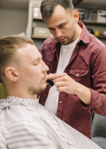 Free photo front view of man at barbershop