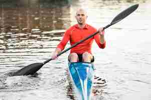 Foto gratuita vista frontale uomo in canoa