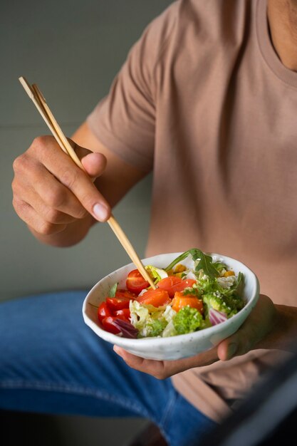 サーモン丼を食べる正面図の男