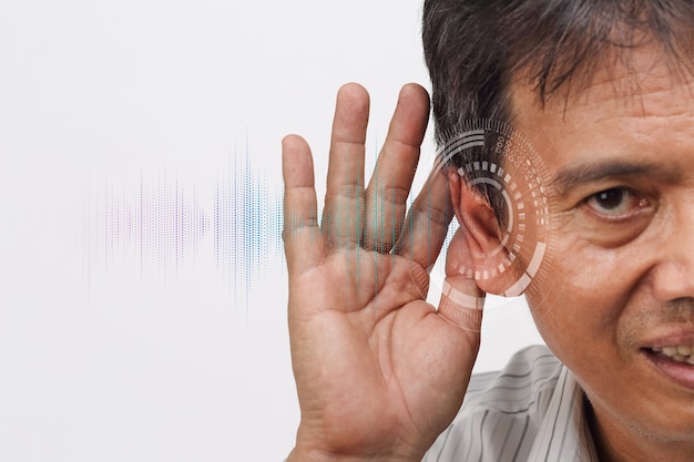 聴覚障害を経験している正面図の男性