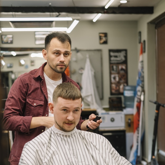 Vista frontale dell'uomo che ottiene un taglio di capelli