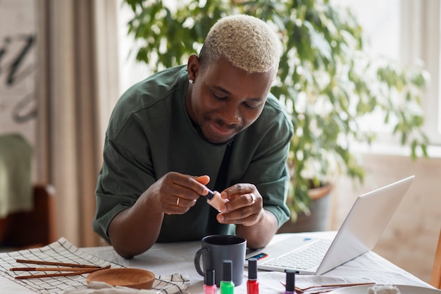 Foto gratuita uomo di vista frontale che ottiene manicure