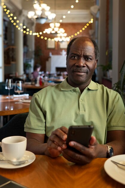 Free photo front view man having lunch at restaurant