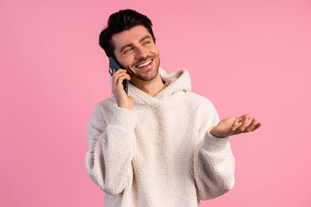 Вид спереди человека, имеющего телефонный звонок