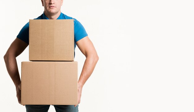 Вид спереди человека, держащего картонные коробки с копией пространства